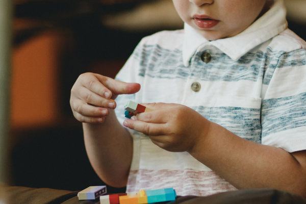 SHC_preschooler-plays-with-blocks